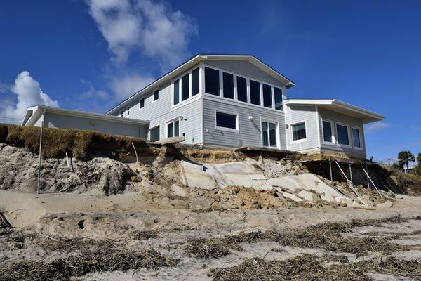 Constructions récentes sur le littoral et dégâts de l'érosion.