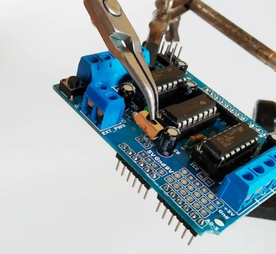 SMARS - Adpatation du Motor Shield d Adafruit insta switch.png