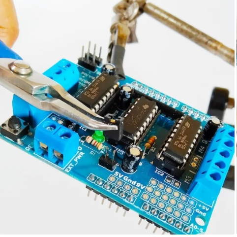 SMARS - Adpatation du Motor Shield d Adafruit switch.png