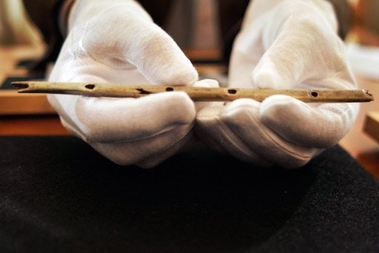 Group-Musee de la Philarmonie de Paris Flute-aurignacien.jpg