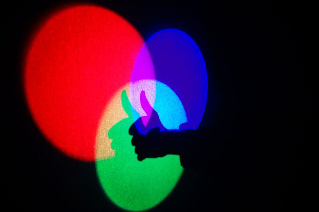 Group-Jouer avec la lumi re 46011013132 38704032b4 b.jpg