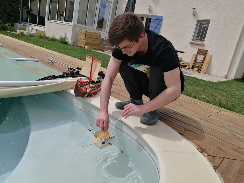 Fichier:Bateau propulsion lastique Test piscine2 - Copie.jpg