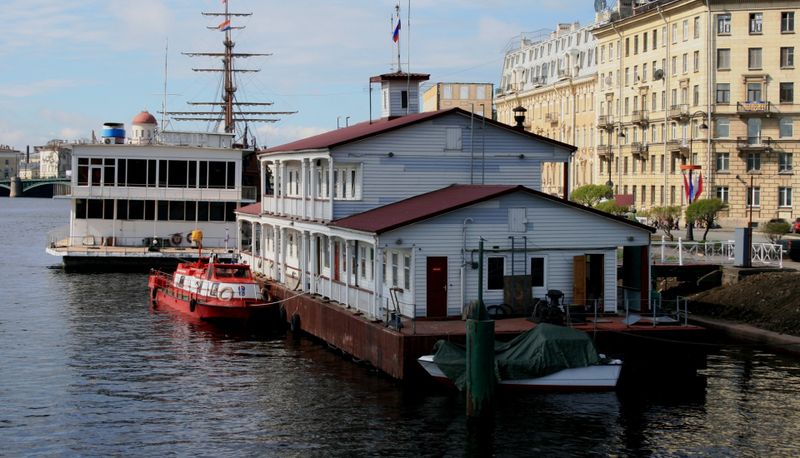 Fichier:Defi - leau monte Floating-house-on-neva-river-PublicDomain.jpg