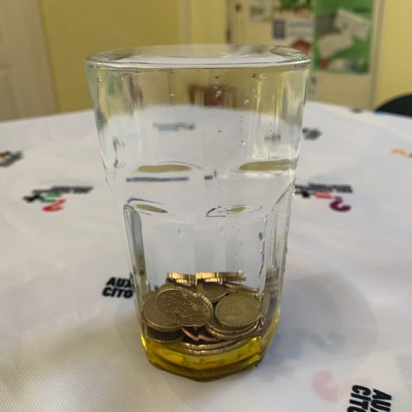 Fichier:Combien de pièces peut-on mettre dans un verre rempli d'eau 53379708 404214070125739 8297003378437783552 n.jpg