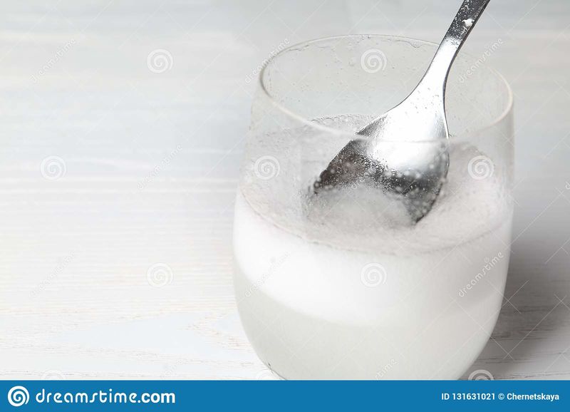 Fichier:Group-Bica-vinaigre une histoire de gaz r action-chimique-de-vinaigre-et-bicarbonate-soude-en-verre-sur-la-table-131631021.jpg