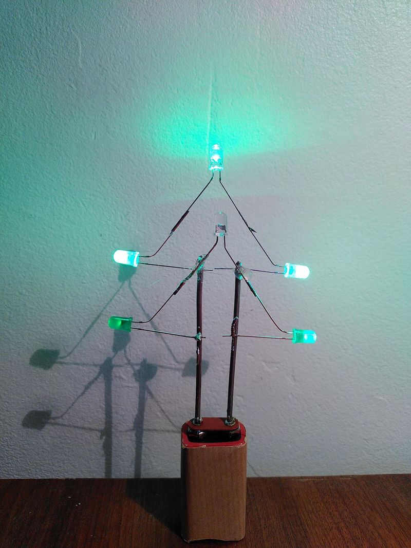 Fabriquer un sapin clignotant 2512 sapin cligno16.jpeg