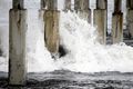 Evolution du trait de cote Wave-crashing-on-pier-posts-DomainePublic.jpg