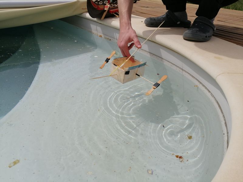 Fichier:Bateau propulsion lastique Test psicine - Copie.jpg