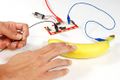 D couvrir la conductivit avec le Makey-Makey images f1 .jpeg