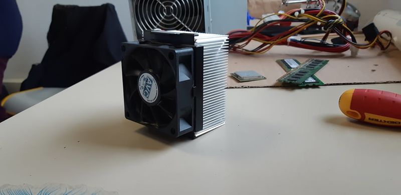 Assemblage d un ordinateur fixe 83026415 190487355339641 6718603893590196224 n.jpg