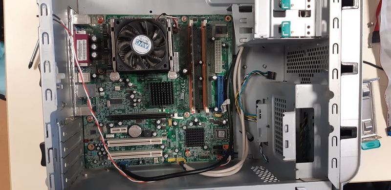 Fichier:Assemblage d un ordinateur fixe 83258093 810700122710981 7798112737682259968 n.jpg