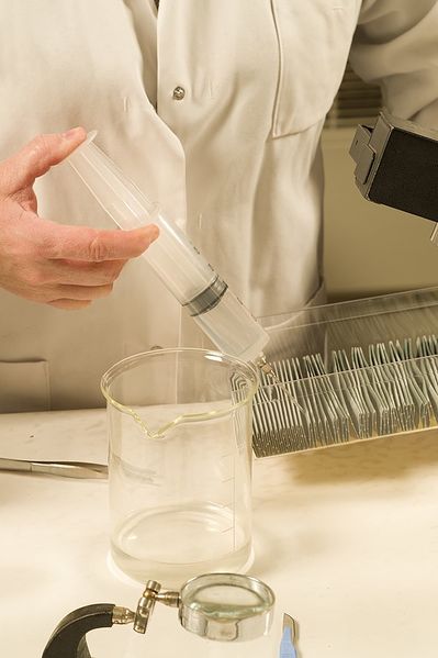 Fichier:Item-Eau d min ralis e 599px-Pr paration du substrat avec de l eau d min ralis e 10-cliche Jean Weber 23308623719 .jpg