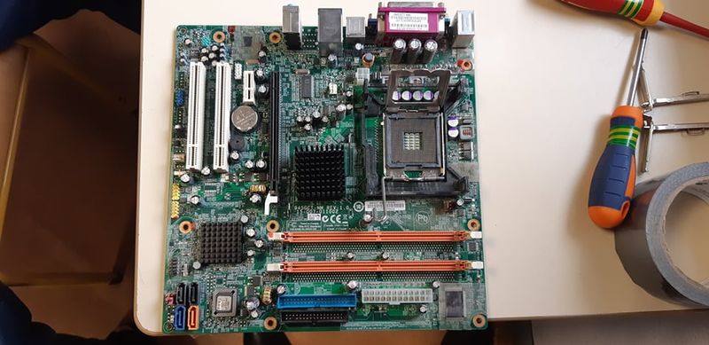 Assemblage d un ordinateur fixe 83608538 122380219013208 5878382731418664960 n.jpg