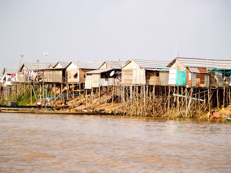 Fichier:Village sur pilotis au Cambodge (Photo Domaine public).jpg