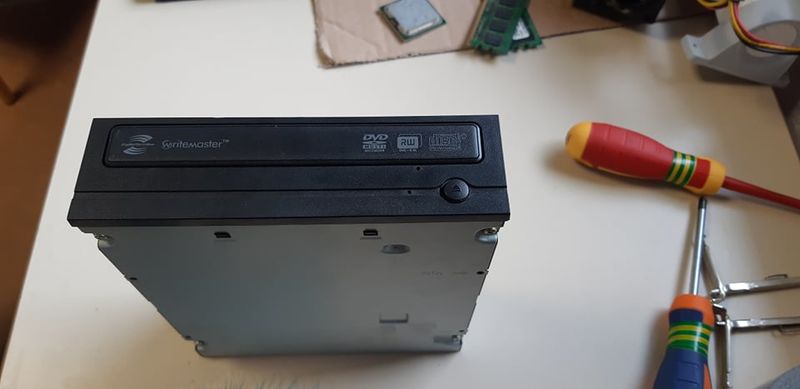 Assemblage d un ordinateur fixe 82900008 1071986343162491 2836754598255919104 n 1 .jpg