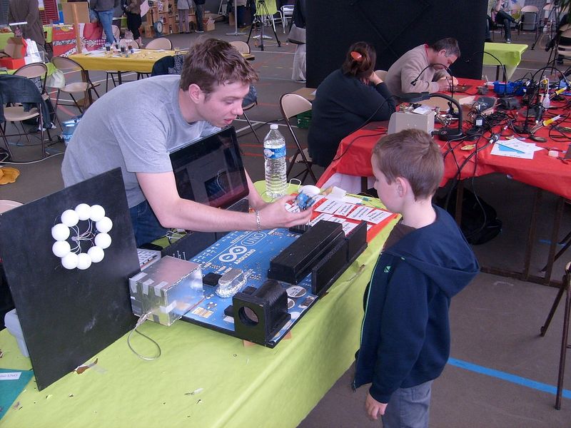 Fichier:Group-Initiation à Arduino 14874396950 6de2228e1b b.jpg